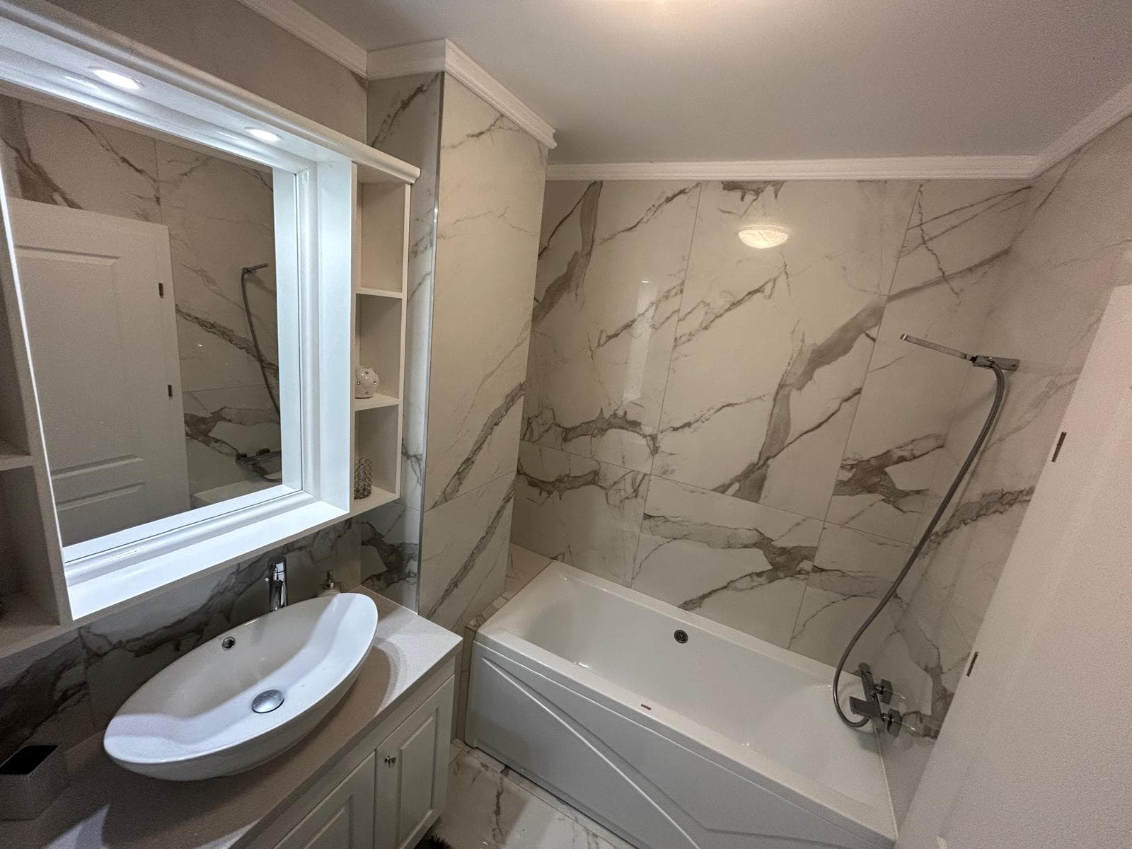 Apartament pe Bulevardul 21 Decembrie 1989 - Image 1